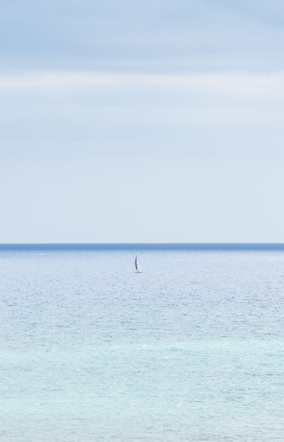 Horizon between the sky and the sea.