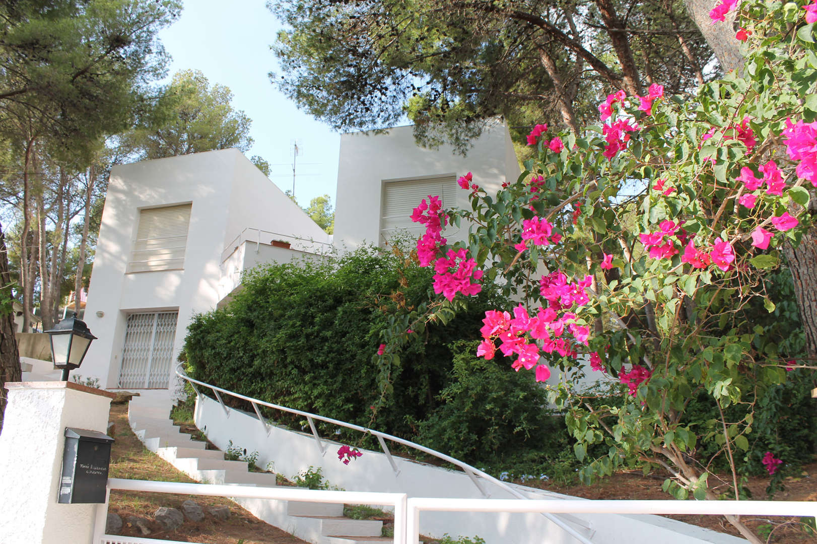Vista de la fachada de una casa. Vender casas en Castelldefels.