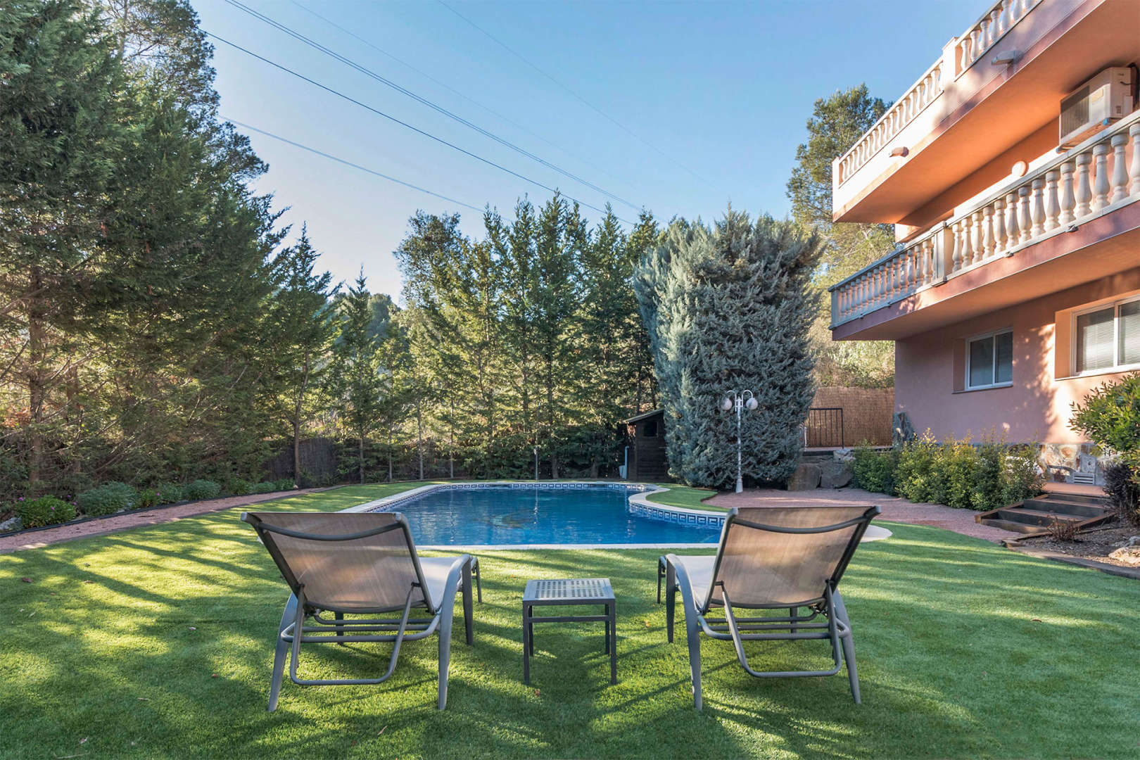 Foto de un jardín con unas tumbonas. Vender casas en Castelldefels.